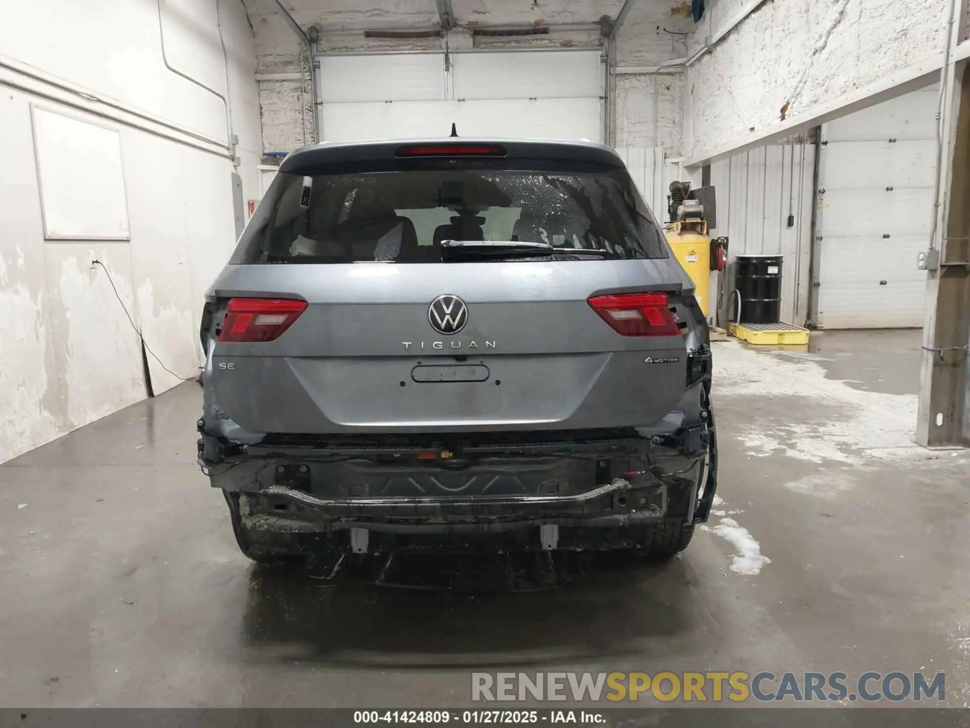 17 Photograph of a damaged car 3VV2B7AX1RM108520 VOLKSWAGEN TIGUAN 2024