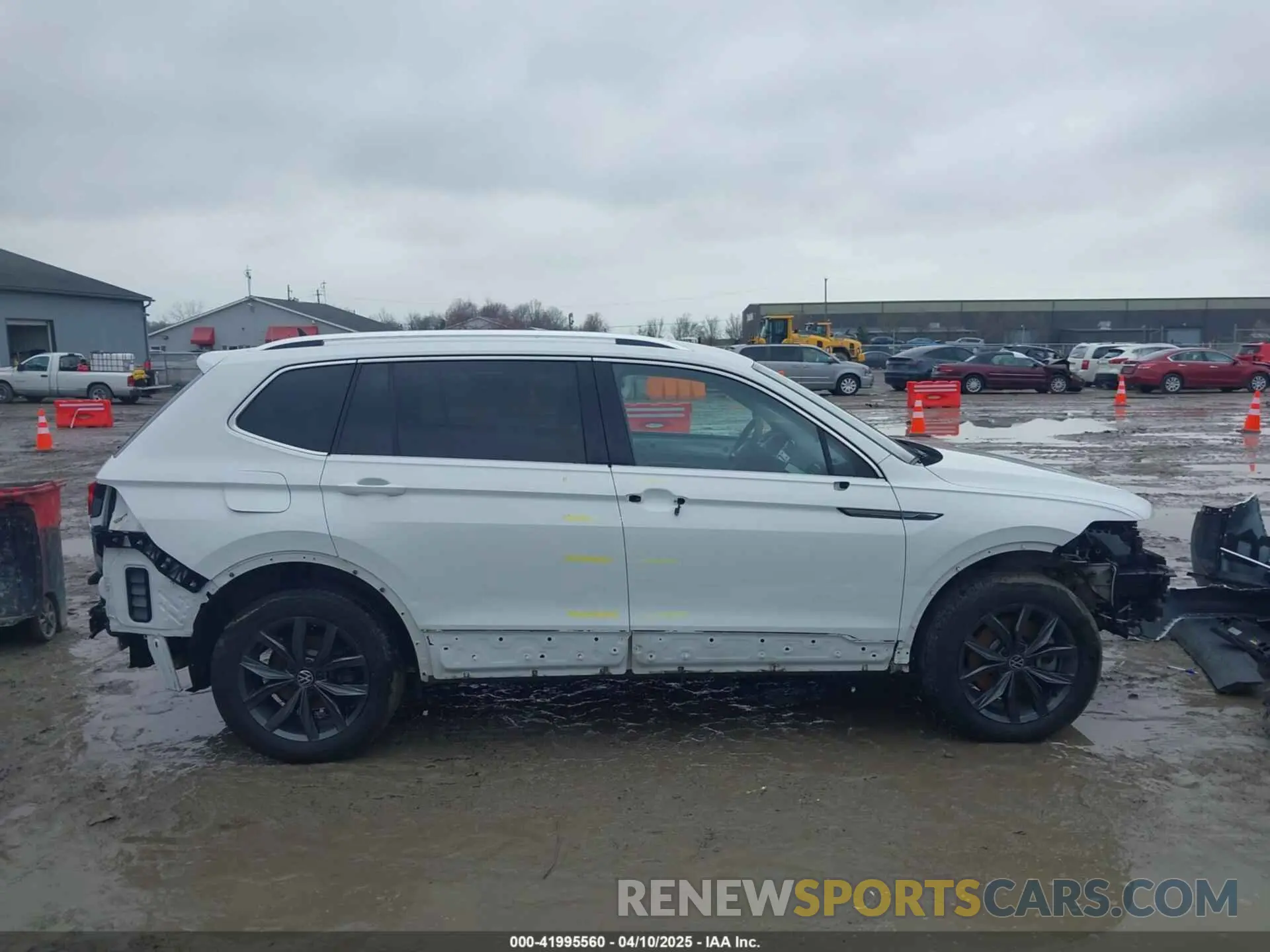 14 Photograph of a damaged car 3VV2B7AX3RM007379 VOLKSWAGEN TIGUAN 2024