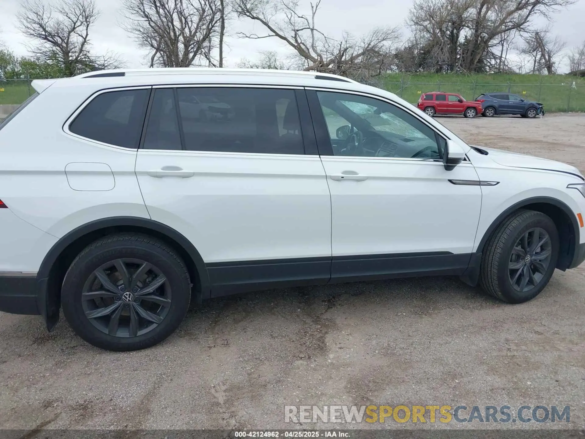 13 Photograph of a damaged car 3VV2B7AX7RM053331 VOLKSWAGEN TIGUAN 2024