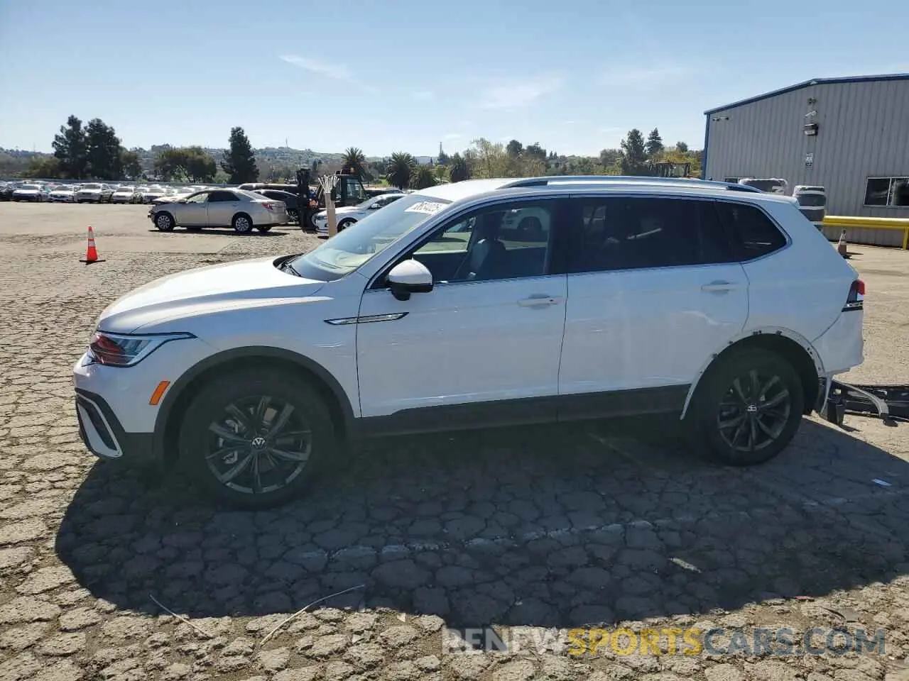 1 Фотография поврежденного автомобиля 3VV3B7AX7RM093378 VOLKSWAGEN TIGUAN 2024