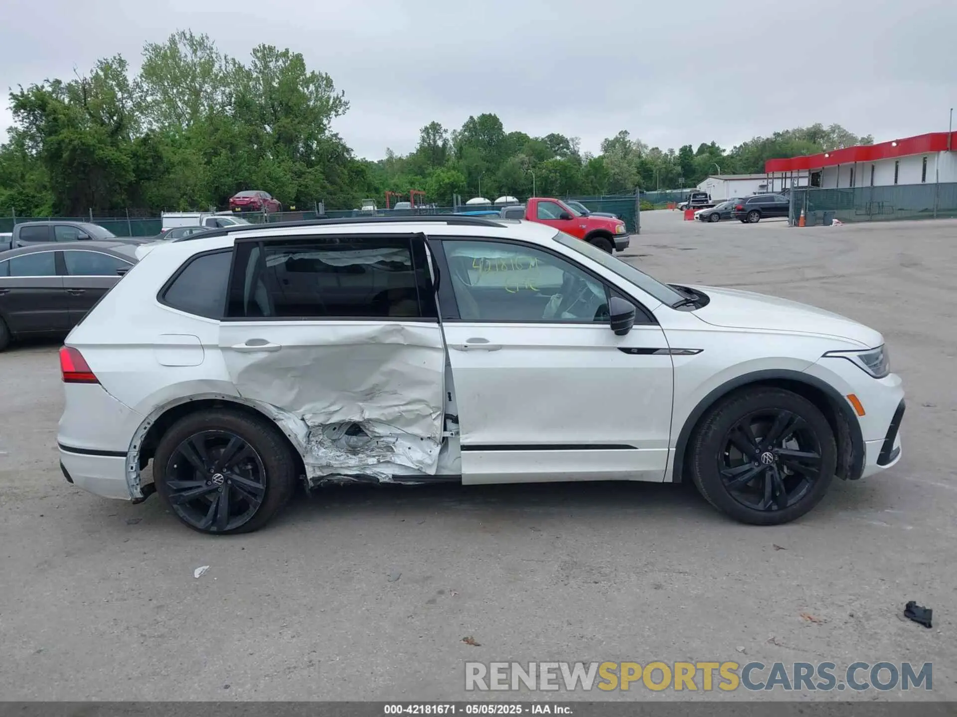 14 Photograph of a damaged car 3VV8B7AX3RM019431 VOLKSWAGEN TIGUAN 2024