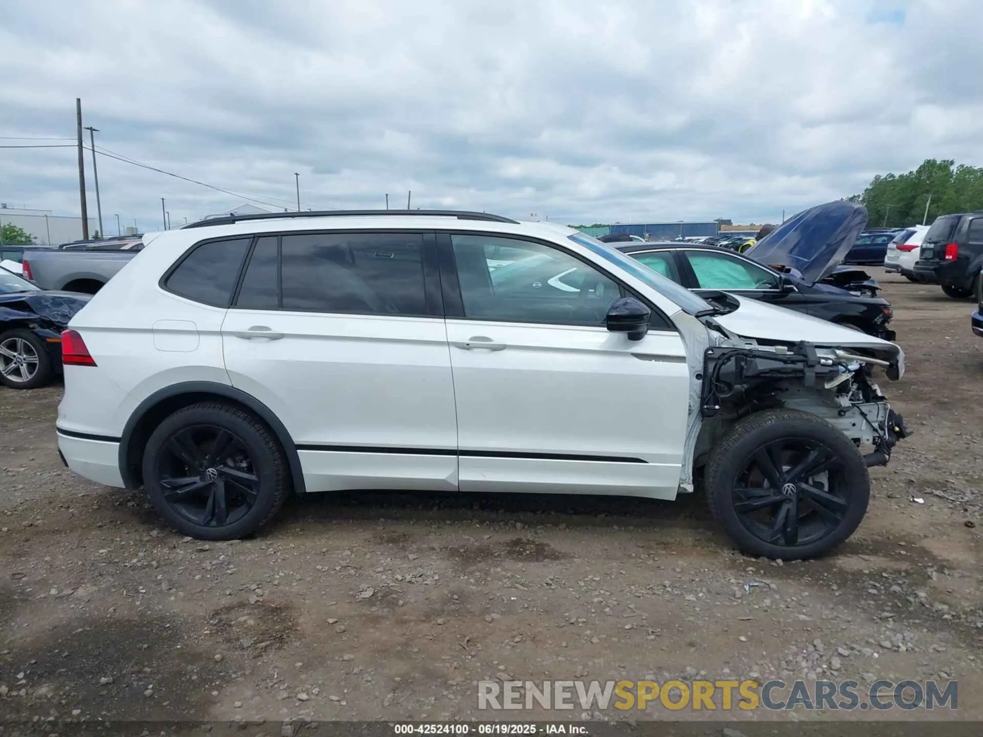 14 Photograph of a damaged car 3VV8B7AX3RM111526 VOLKSWAGEN TIGUAN 2024