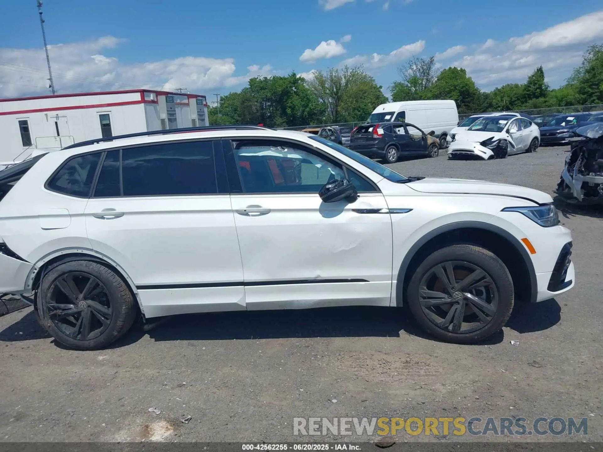 12 Photograph of a damaged car 3VV8B7AX6RM058451 VOLKSWAGEN TIGUAN 2024