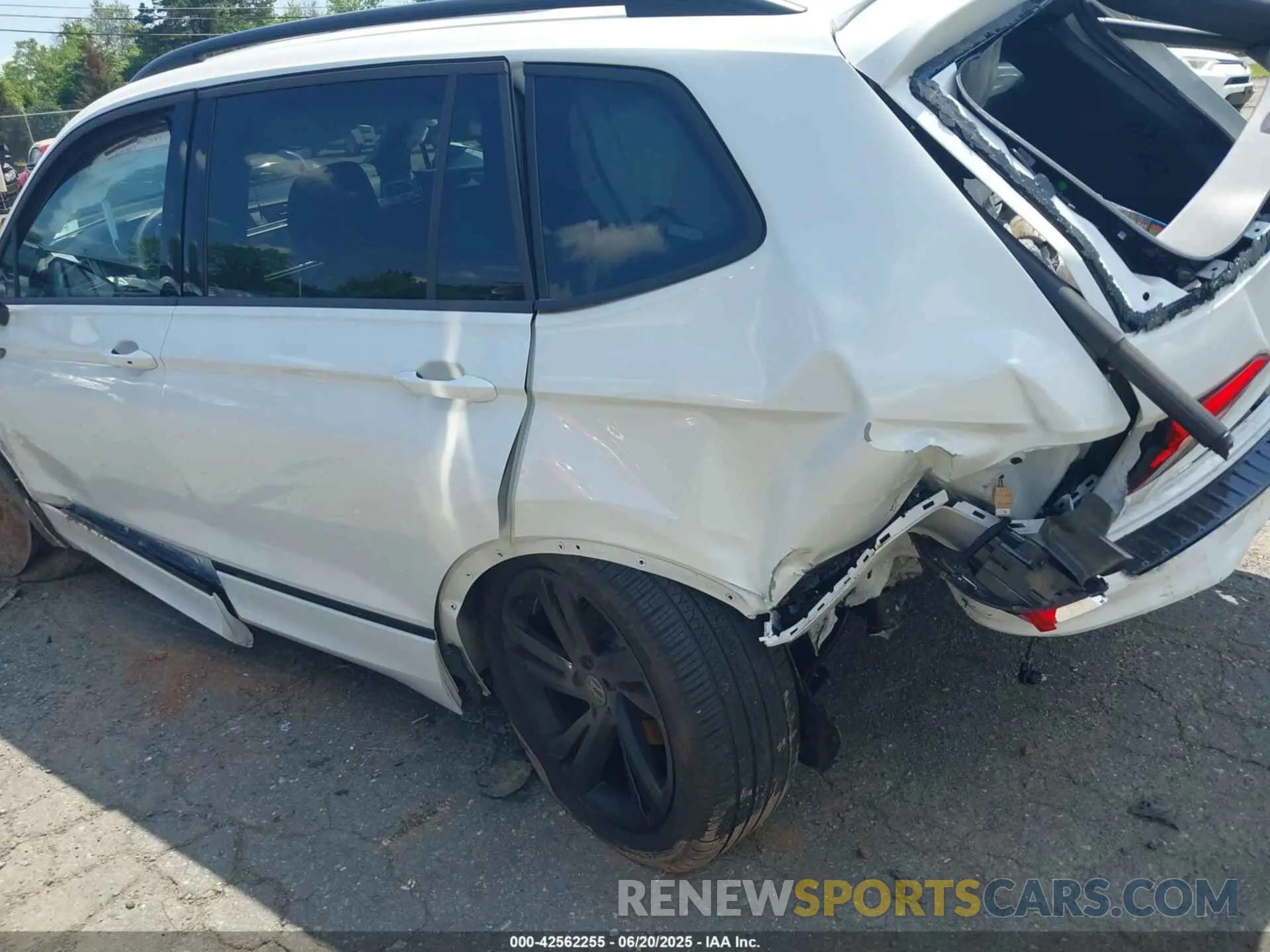 6 Photograph of a damaged car 3VV8B7AX6RM058451 VOLKSWAGEN TIGUAN 2024