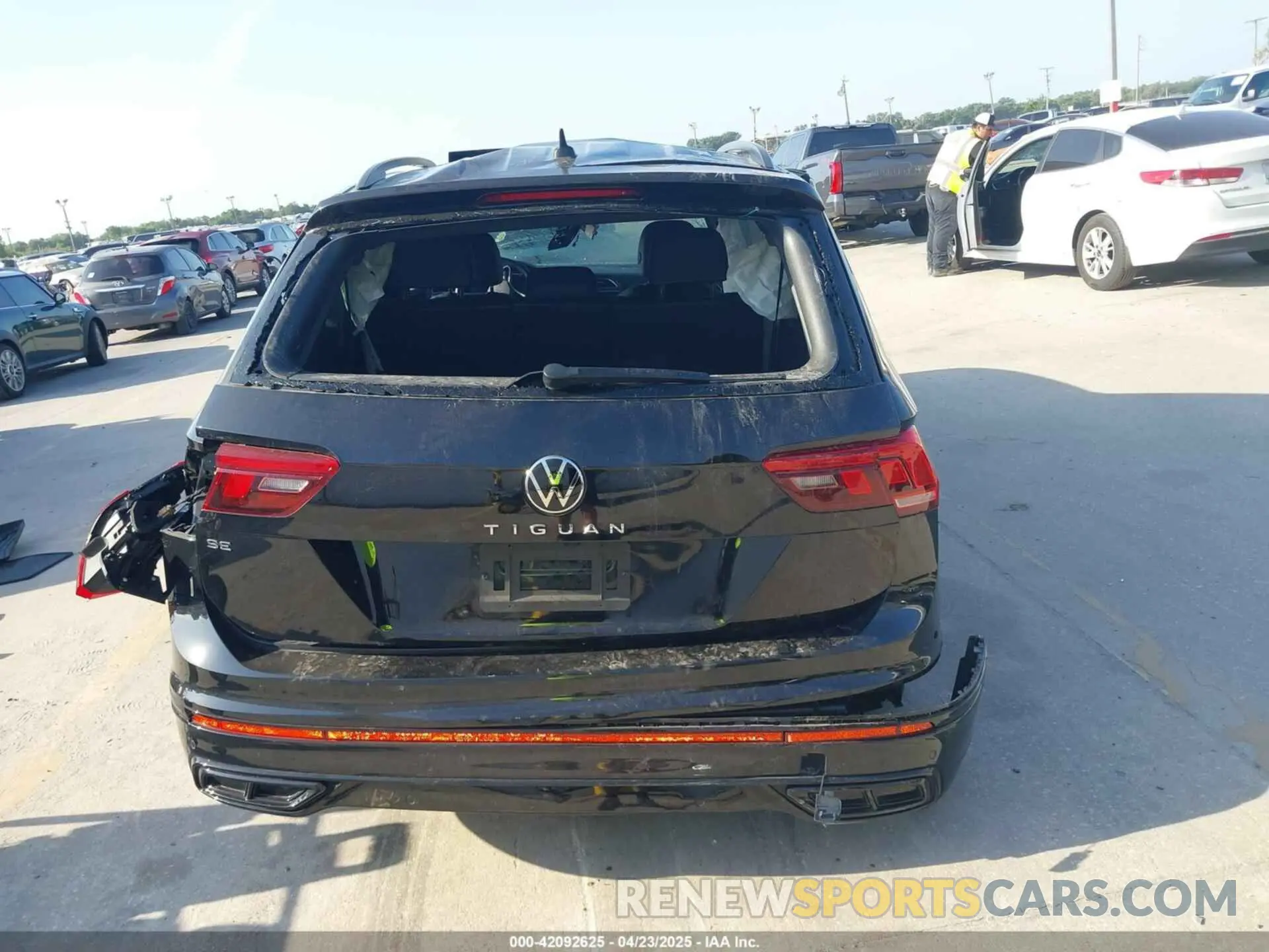 17 Photograph of a damaged car 3VVCB7AXXRM000871 VOLKSWAGEN TIGUAN 2024