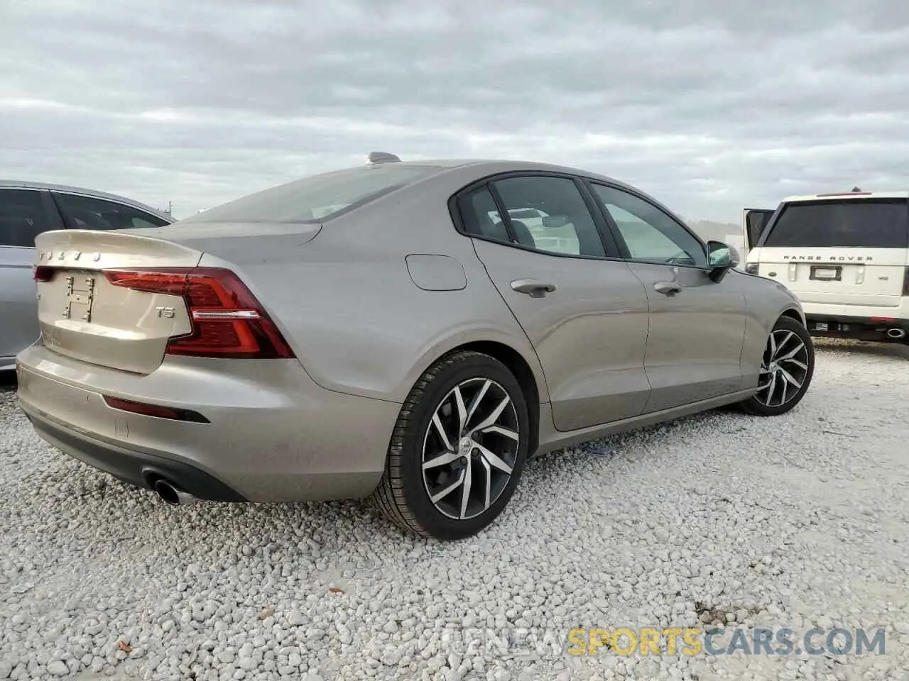 3 Photograph of a damaged car 7JR102FK2KG010033 VOLVO S60 2019