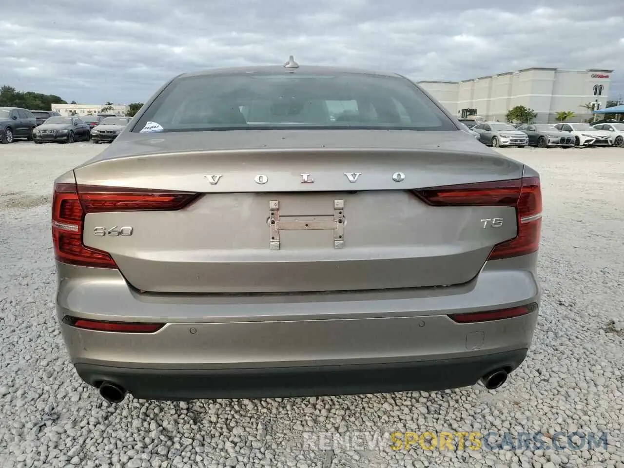 6 Photograph of a damaged car 7JR102FK2KG010033 VOLVO S60 2019