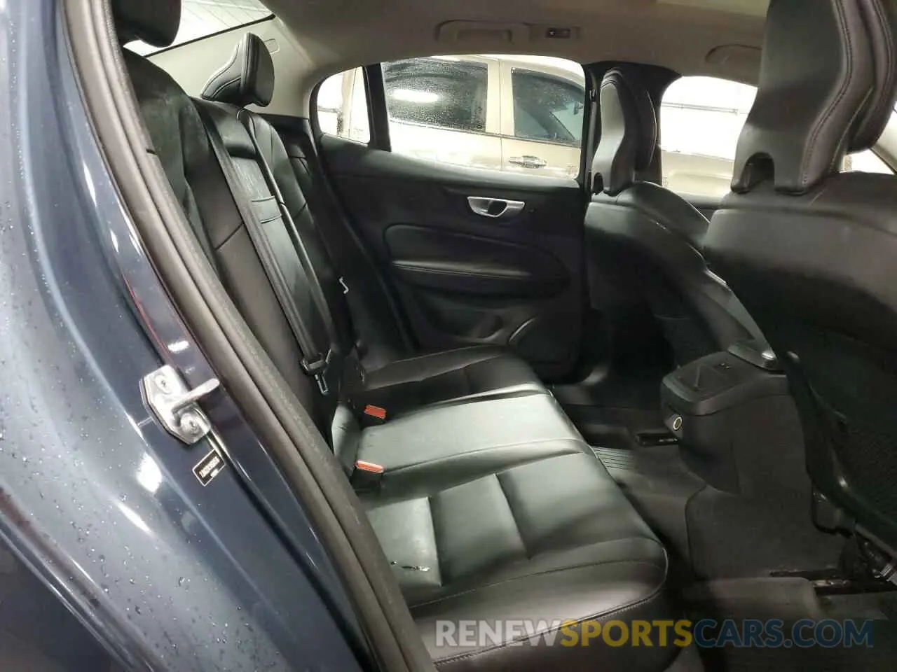 10 Photograph of a damaged car 7JRA22TK1KG001516 VOLVO S60 2019