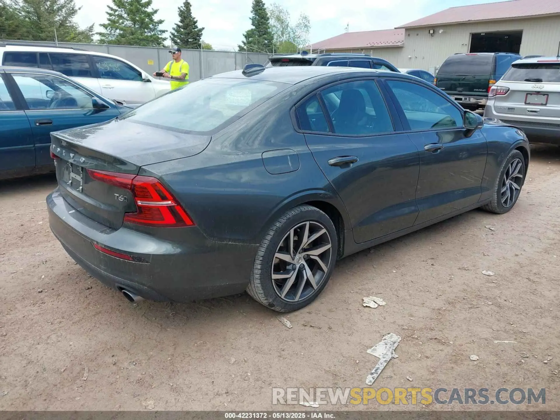 4 Photograph of a damaged car 7JRA22TK1KG018249 VOLVO S60 2019