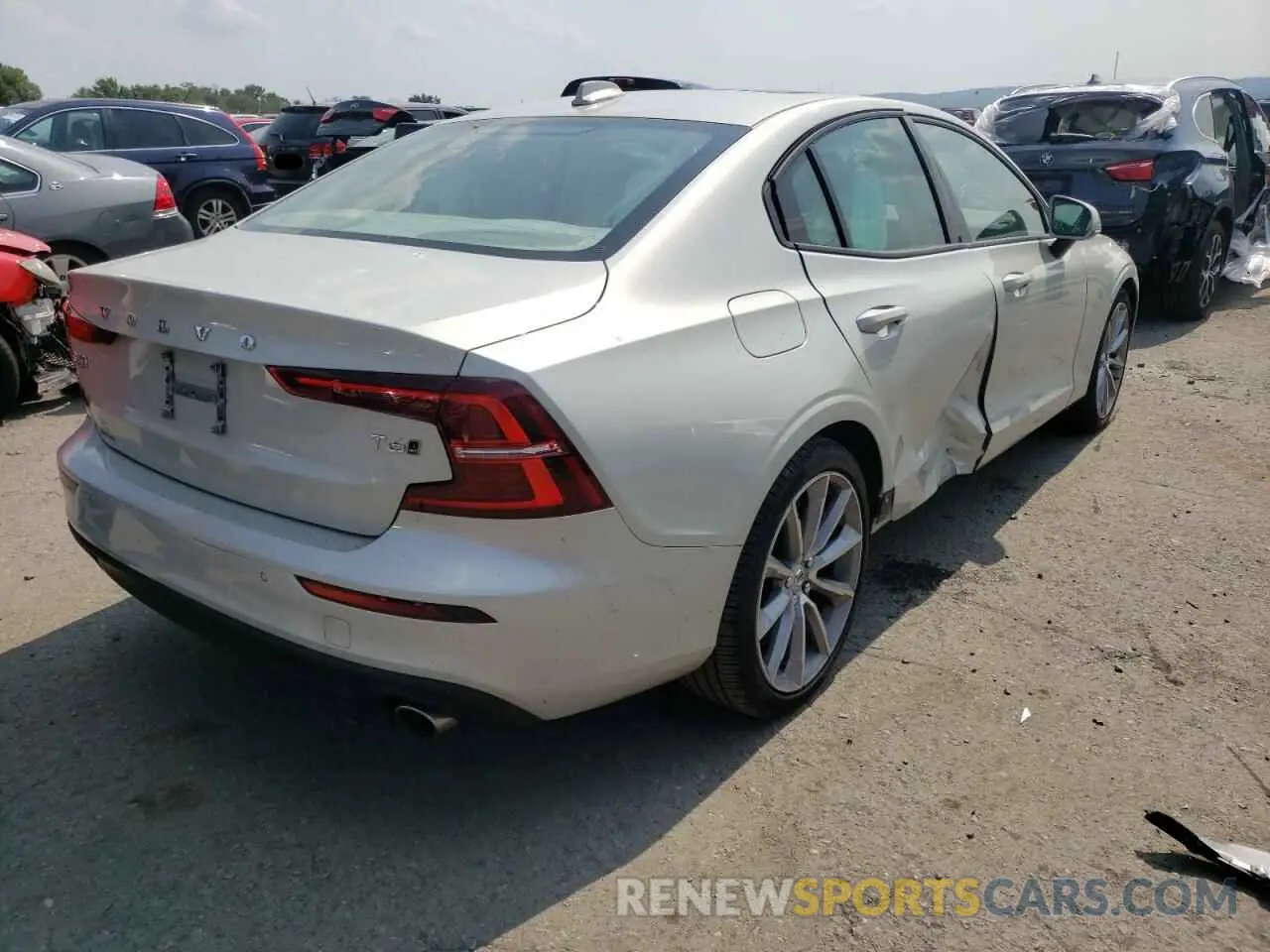 4 Photograph of a damaged car 7JRA22TK2KG017952 VOLVO S60 2019
