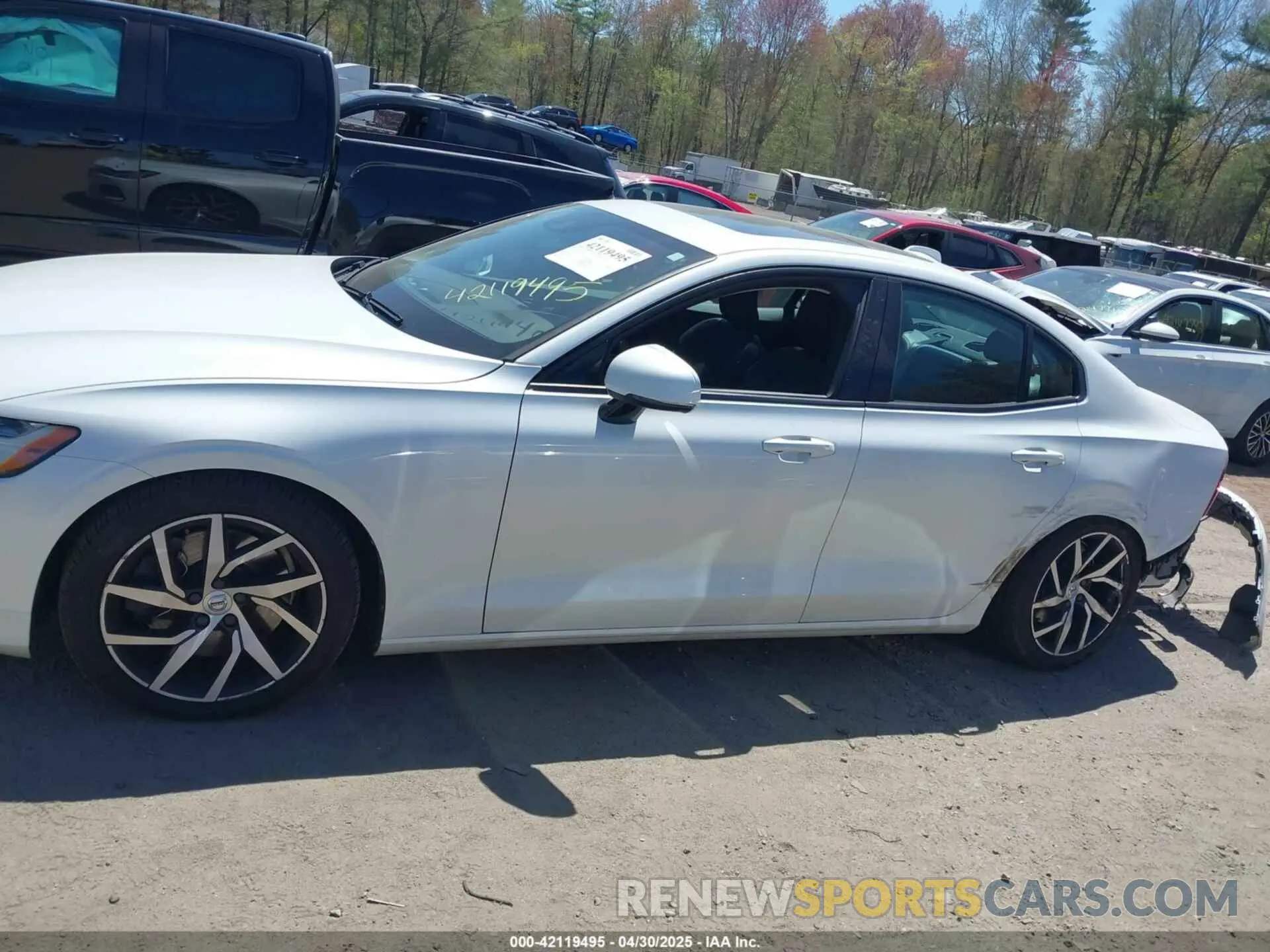 14 Photograph of a damaged car 7JRA22TK4KG017483 VOLVO S60 2019