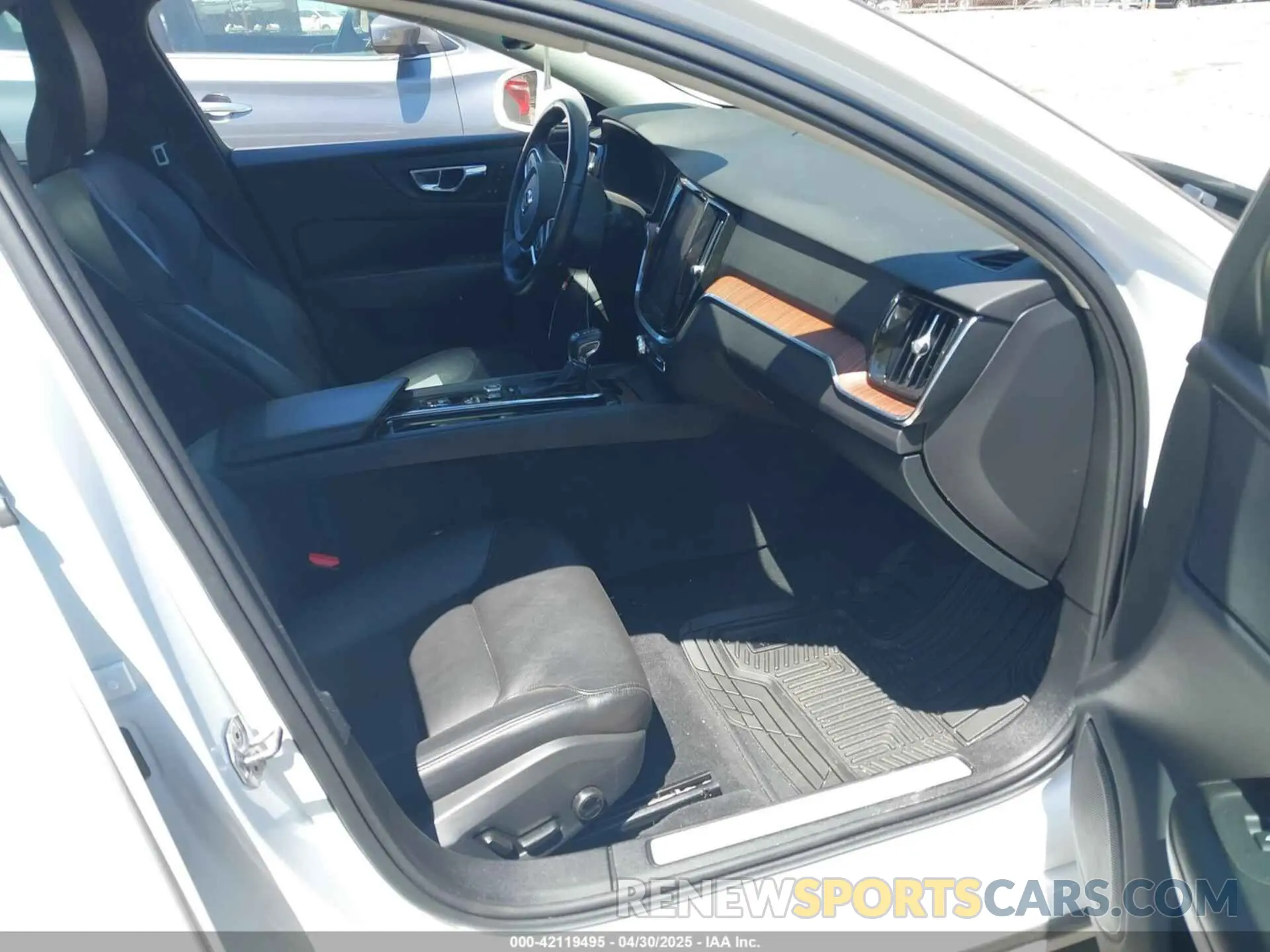 5 Photograph of a damaged car 7JRA22TK4KG017483 VOLVO S60 2019