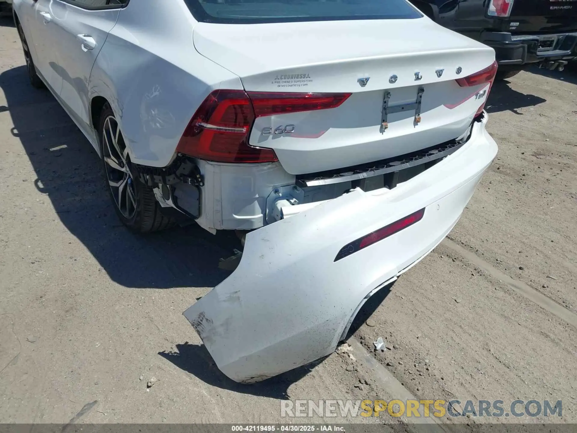 6 Photograph of a damaged car 7JRA22TK4KG017483 VOLVO S60 2019
