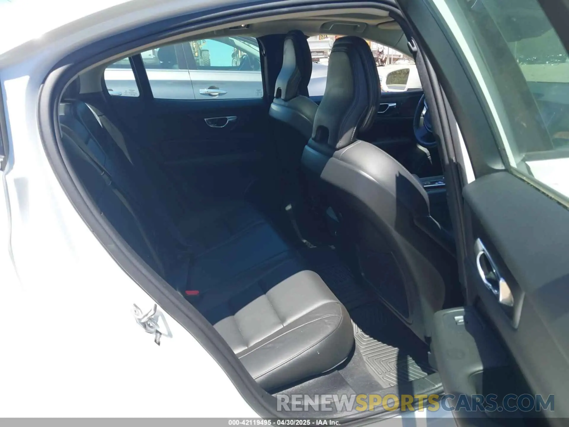 8 Photograph of a damaged car 7JRA22TK4KG017483 VOLVO S60 2019