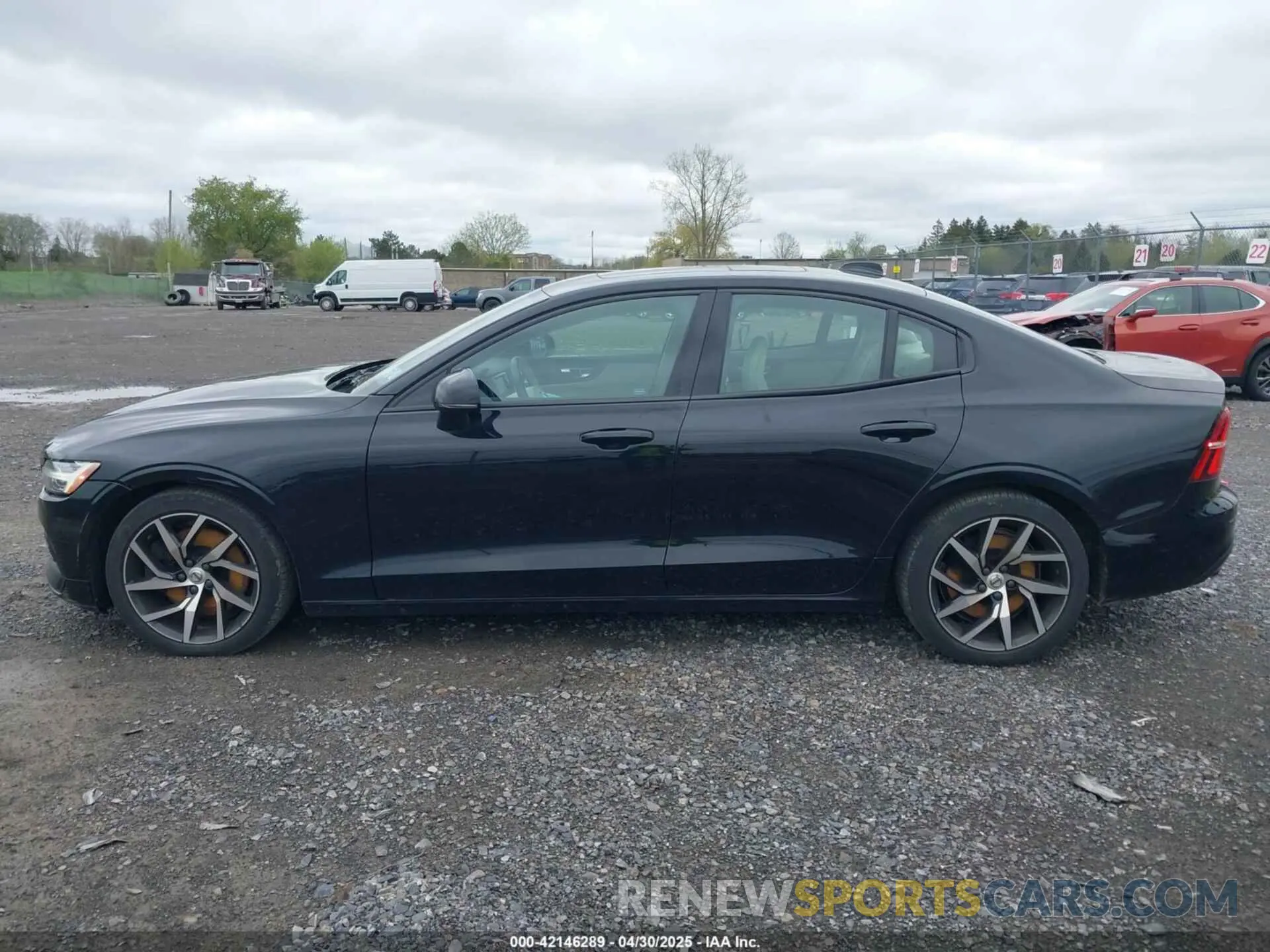 14 Photograph of a damaged car 7JRA22TK5KG018383 VOLVO S60 2019