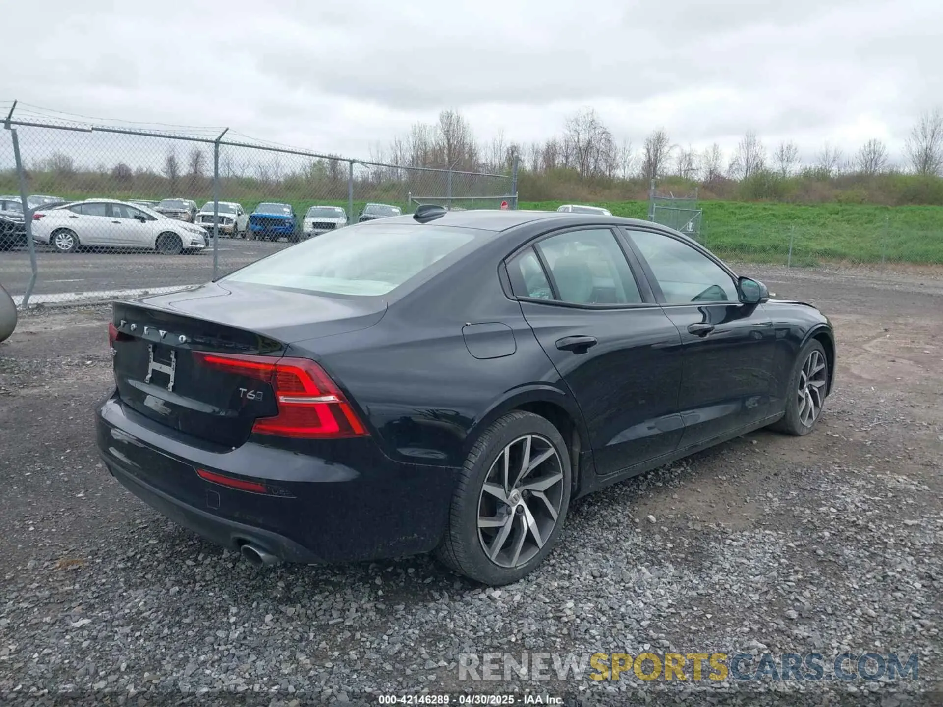 4 Photograph of a damaged car 7JRA22TK5KG018383 VOLVO S60 2019
