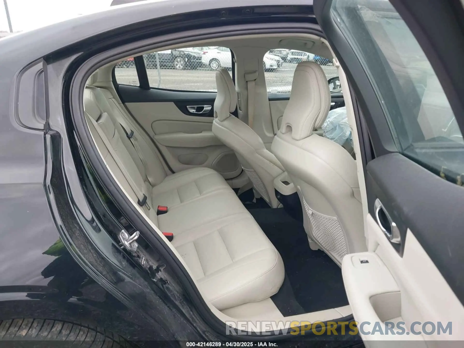 8 Photograph of a damaged car 7JRA22TK5KG018383 VOLVO S60 2019