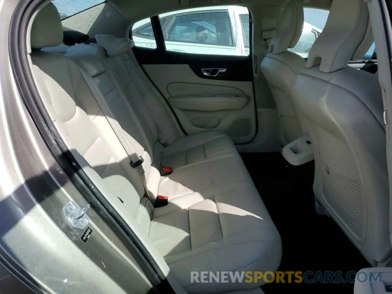 10 Photograph of a damaged car 7JRA22TK9KG015261 VOLVO S60 2019