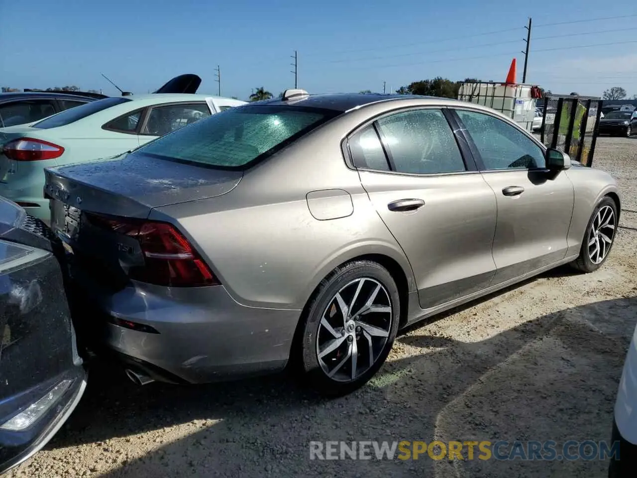 3 Photograph of a damaged car 7JRA22TK9KG015261 VOLVO S60 2019