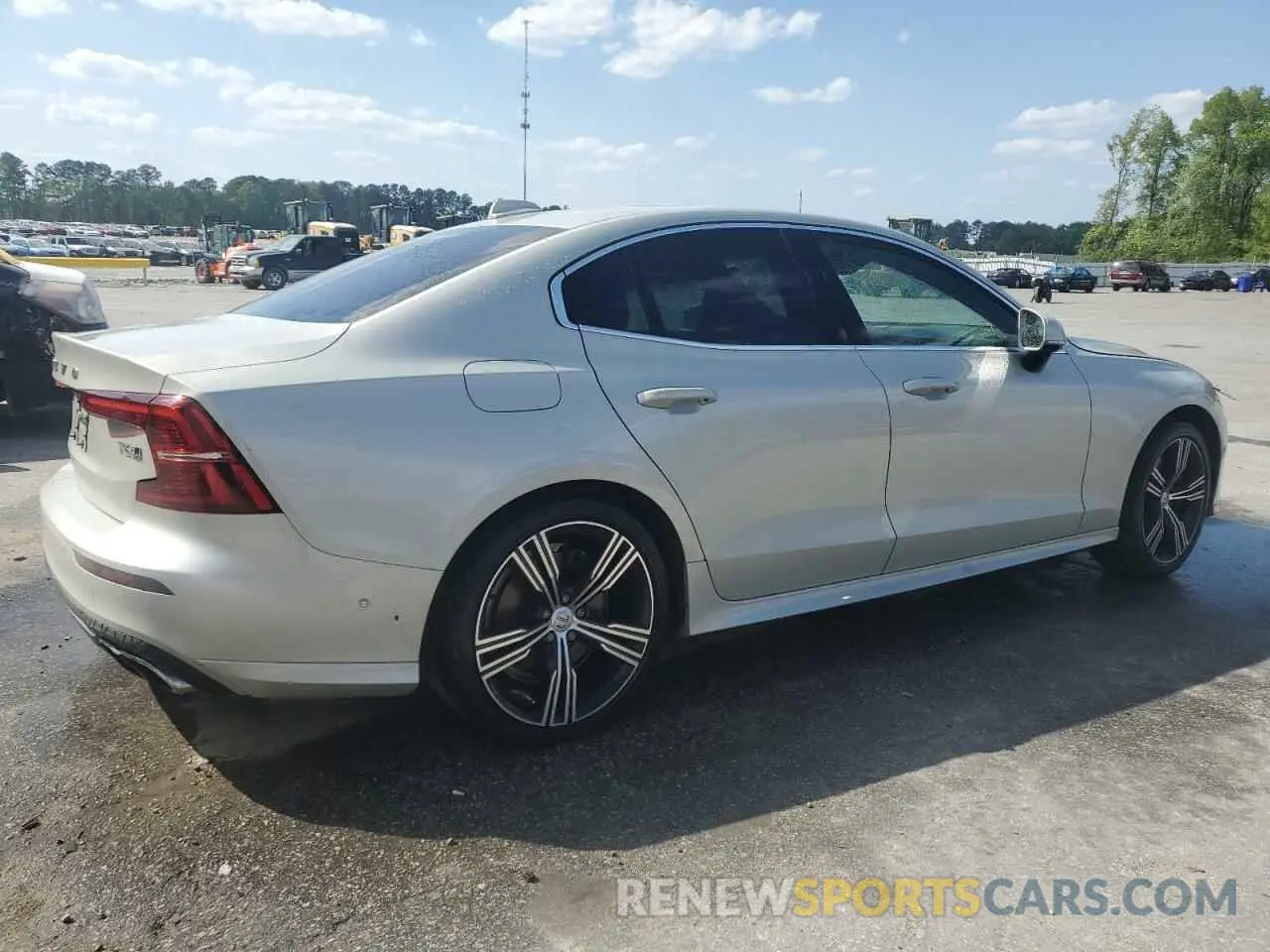 3 Photograph of a damaged car 7JRA22TL7KG004039 VOLVO S60 2019