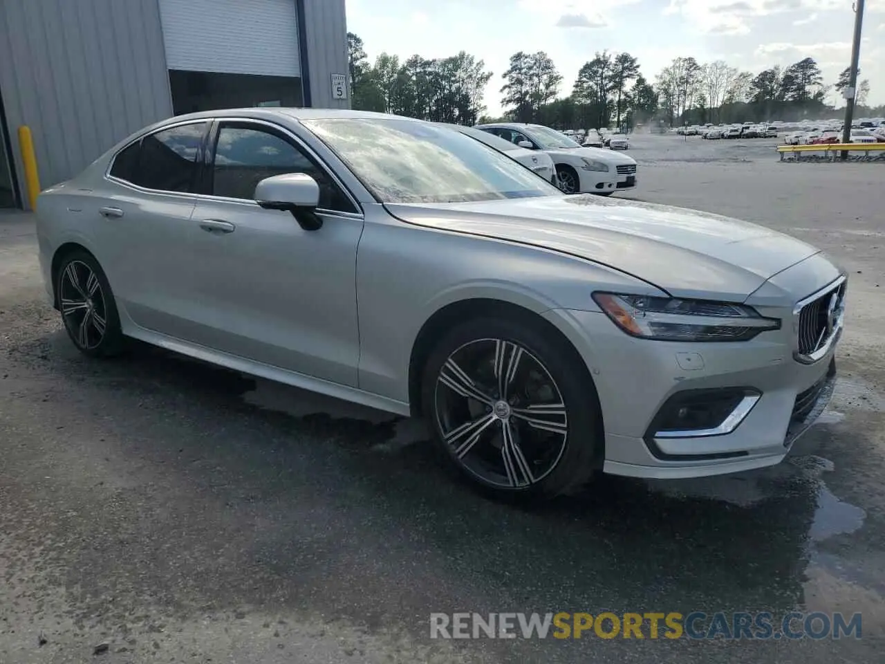 4 Photograph of a damaged car 7JRA22TL7KG004039 VOLVO S60 2019