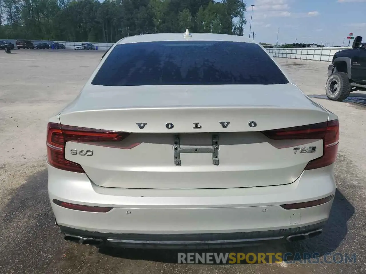 6 Photograph of a damaged car 7JRA22TL7KG004039 VOLVO S60 2019