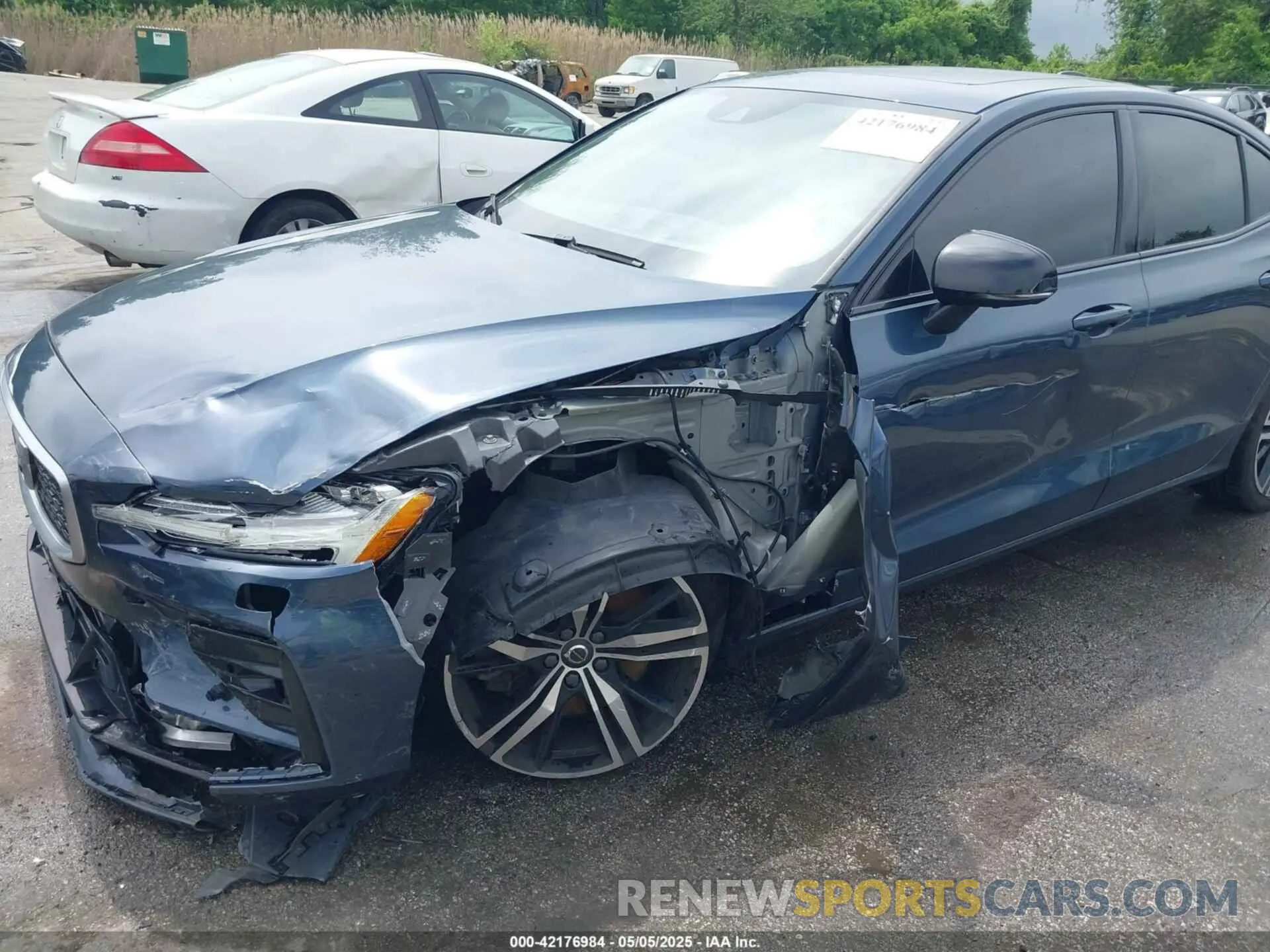 16 Фотография поврежденного автомобиля 7JRA22TM1KG005468 VOLVO S60 2019