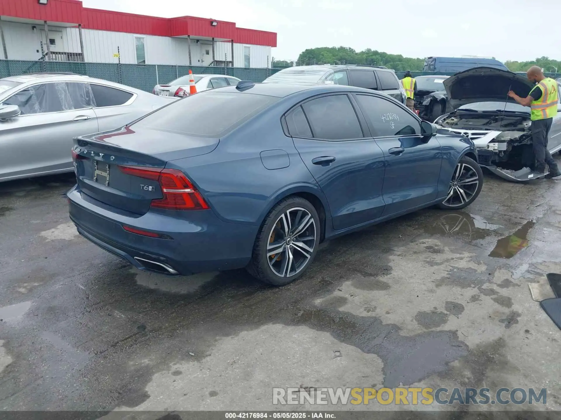 4 Фотография поврежденного автомобиля 7JRA22TM1KG005468 VOLVO S60 2019