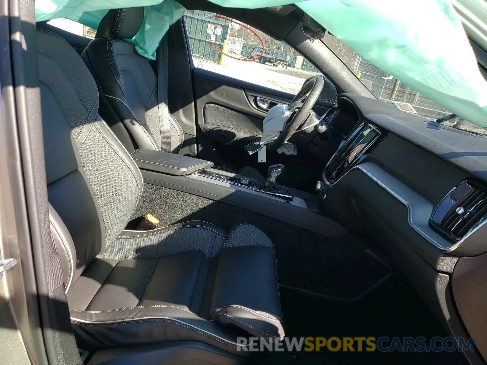 5 Photograph of a damaged car 7JRA22TM1KG014137 VOLVO S60 2019