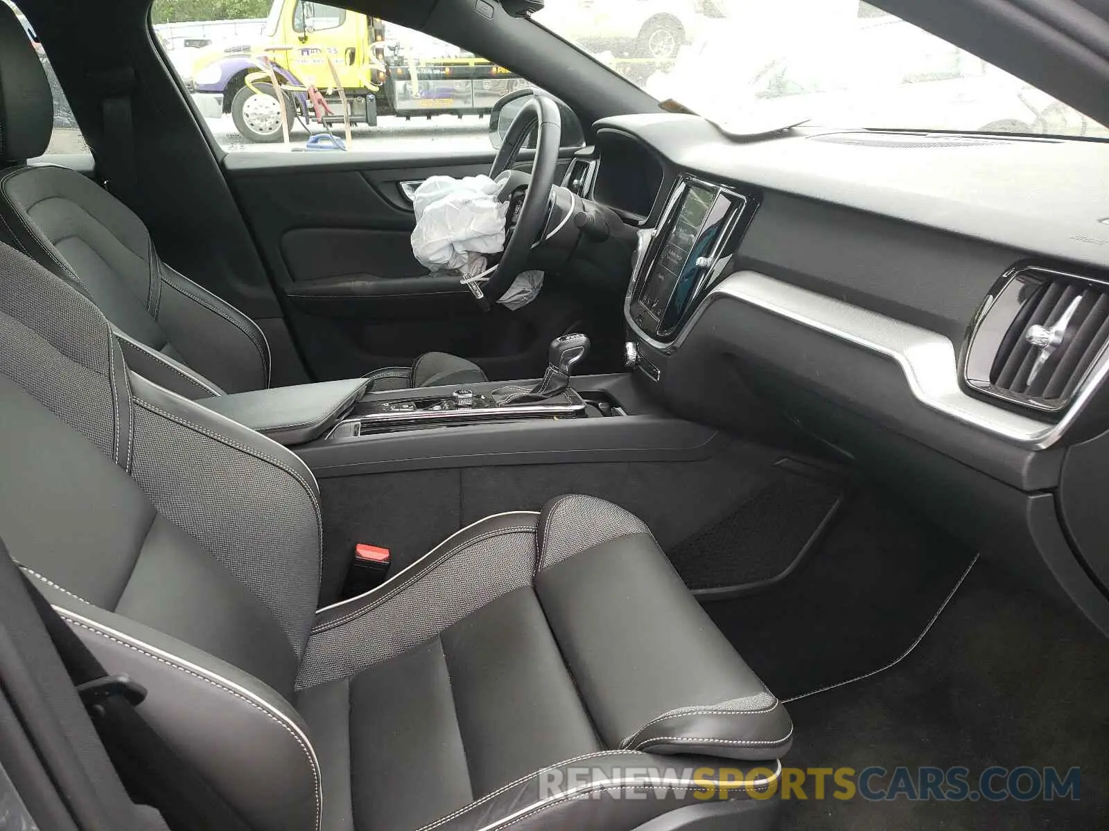 5 Photograph of a damaged car 7JRA22TM4KG016710 VOLVO S60 2019