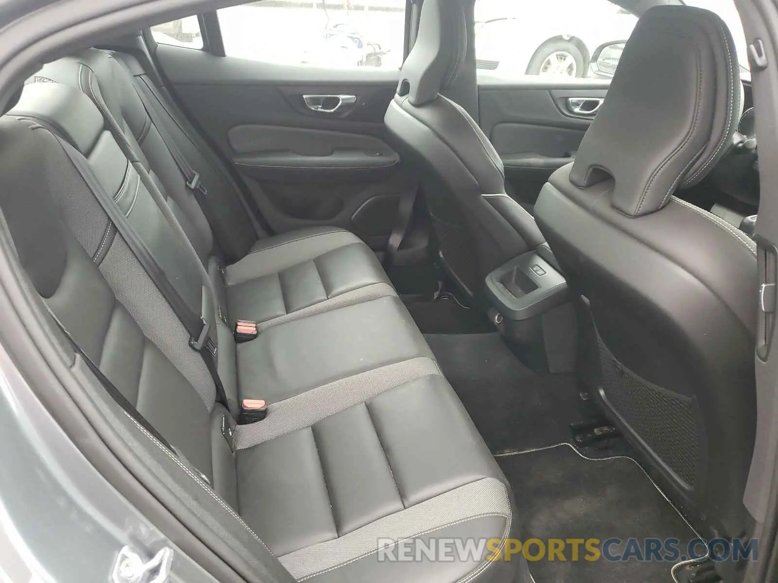 6 Photograph of a damaged car 7JRA22TM4KG016710 VOLVO S60 2019