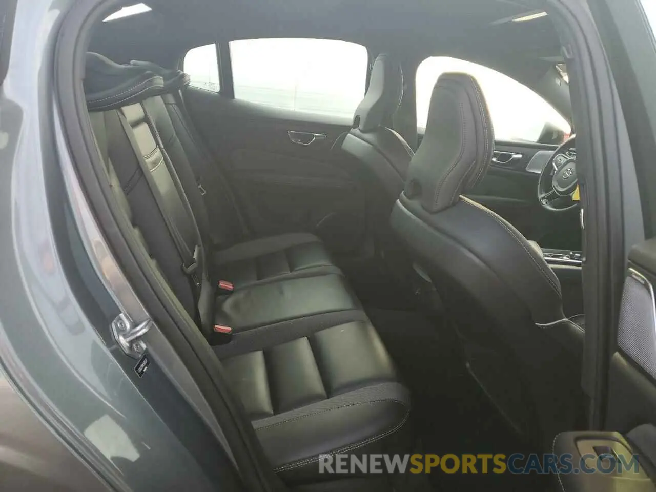 10 Photograph of a damaged car 7JRA22TMXKG005517 VOLVO S60 2019