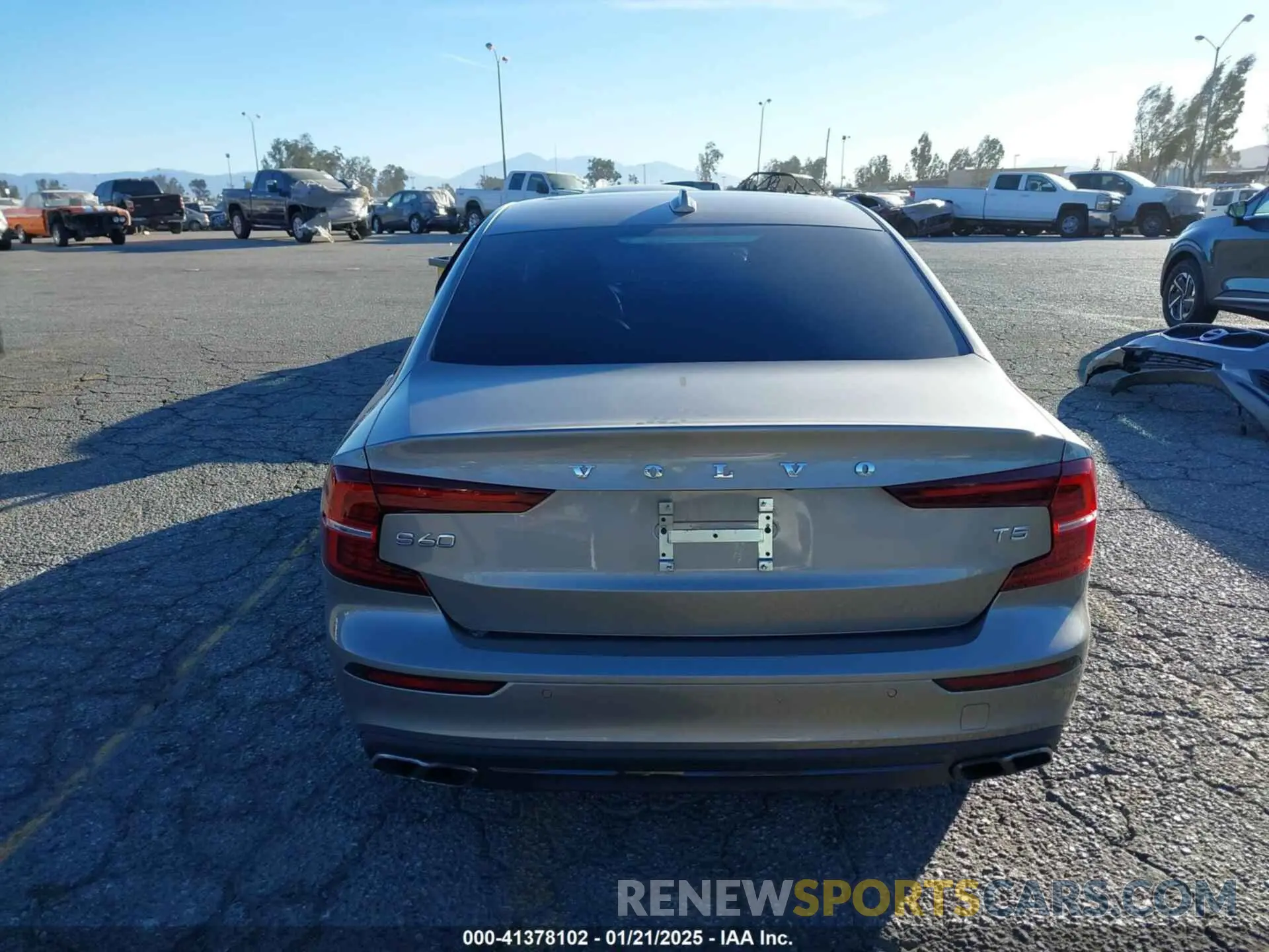 17 Photograph of a damaged car 7JR102FK1LG063288 VOLVO S60 2020