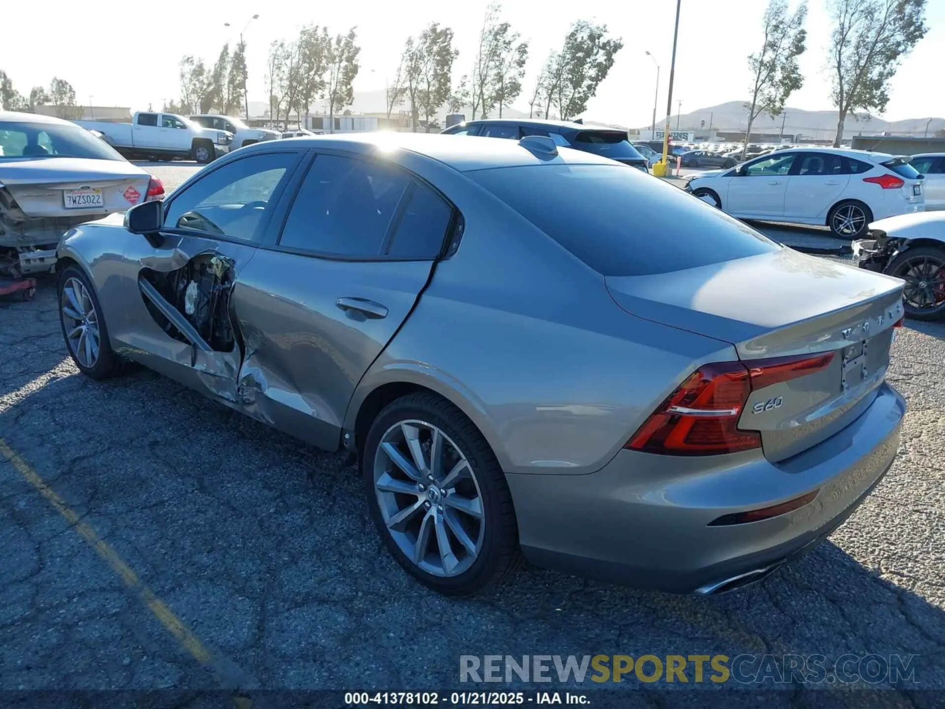 3 Photograph of a damaged car 7JR102FK1LG063288 VOLVO S60 2020