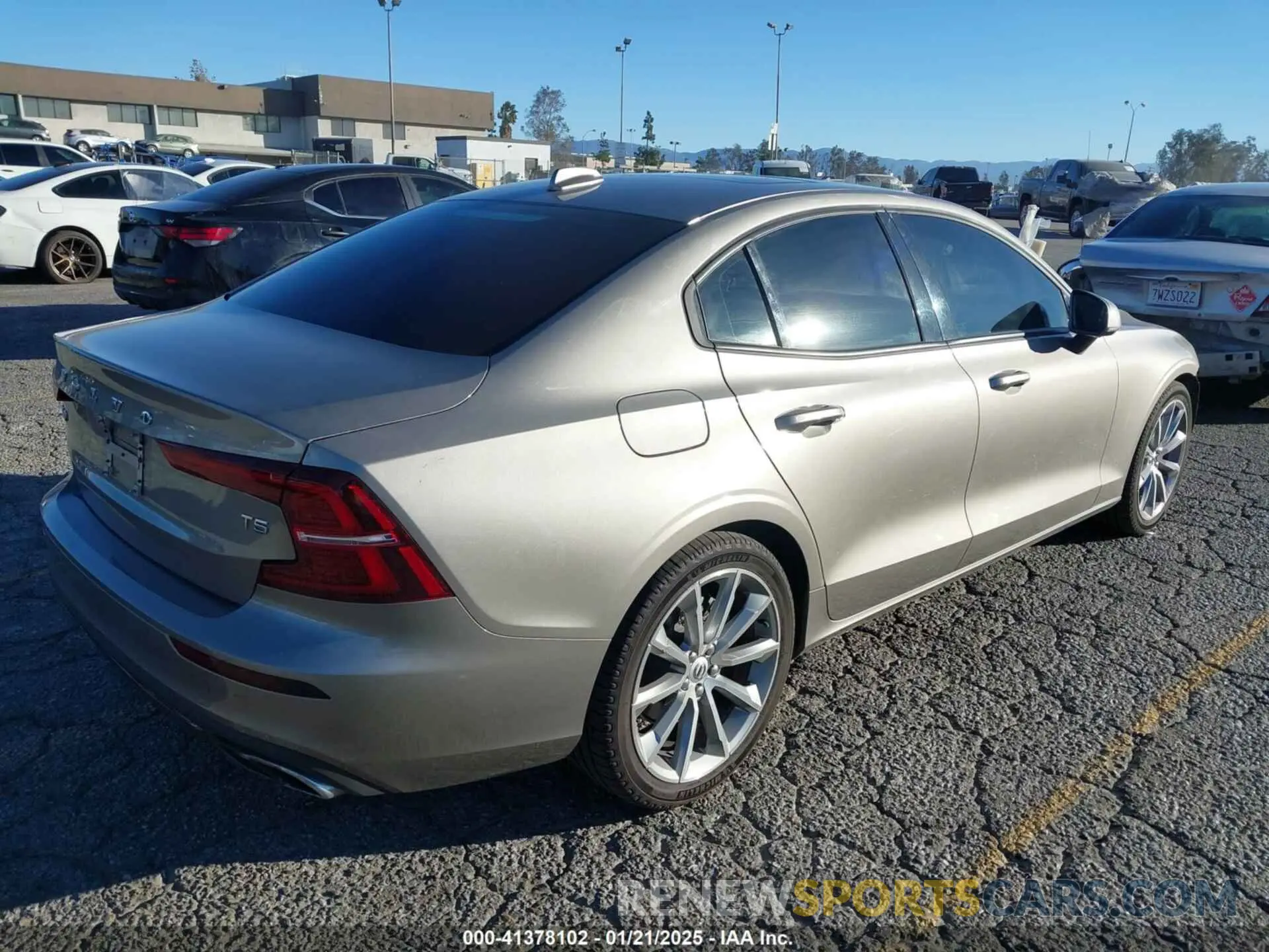 4 Photograph of a damaged car 7JR102FK1LG063288 VOLVO S60 2020