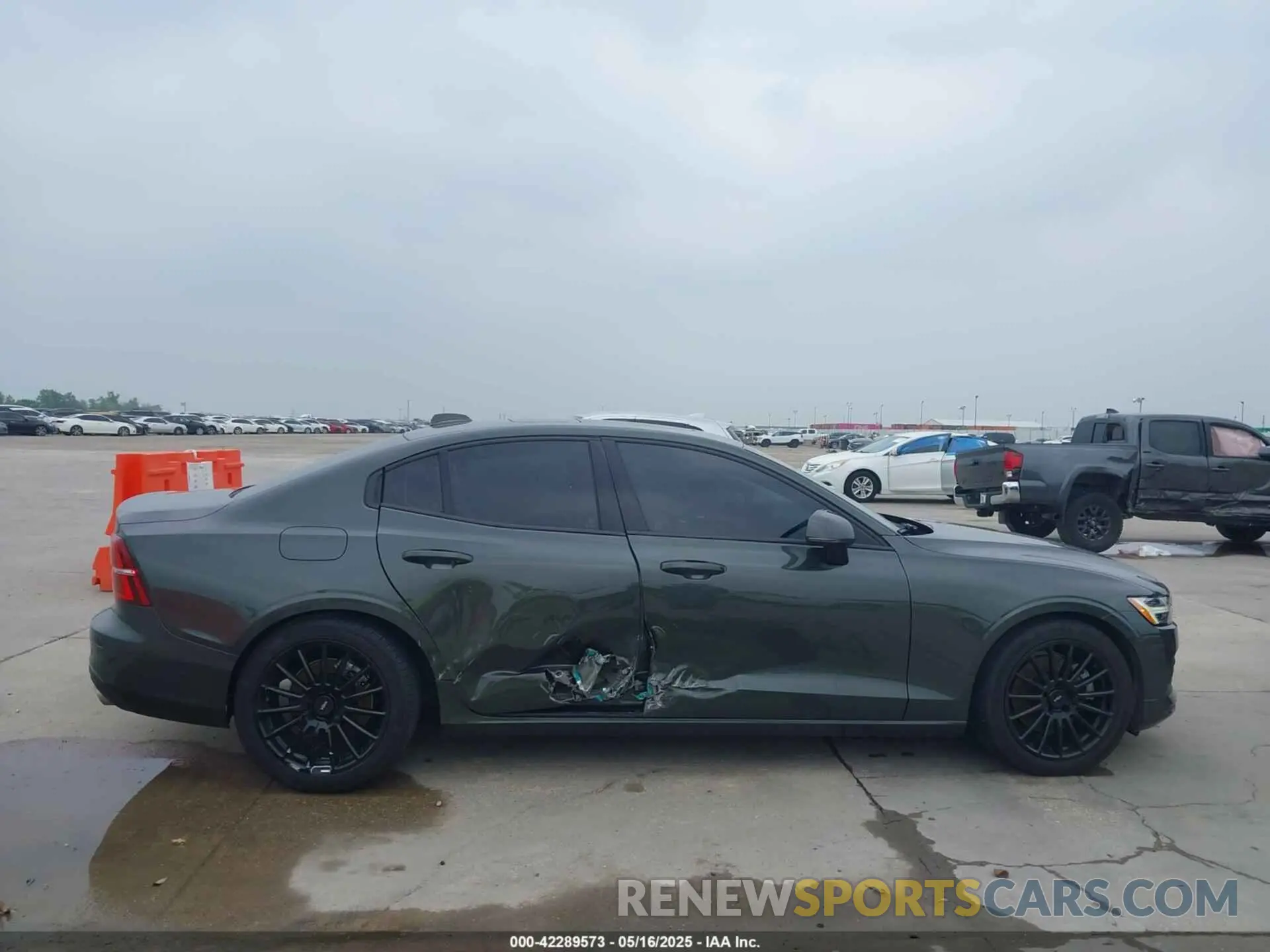 13 Photograph of a damaged car 7JR102FK3LG047013 VOLVO S60 2020