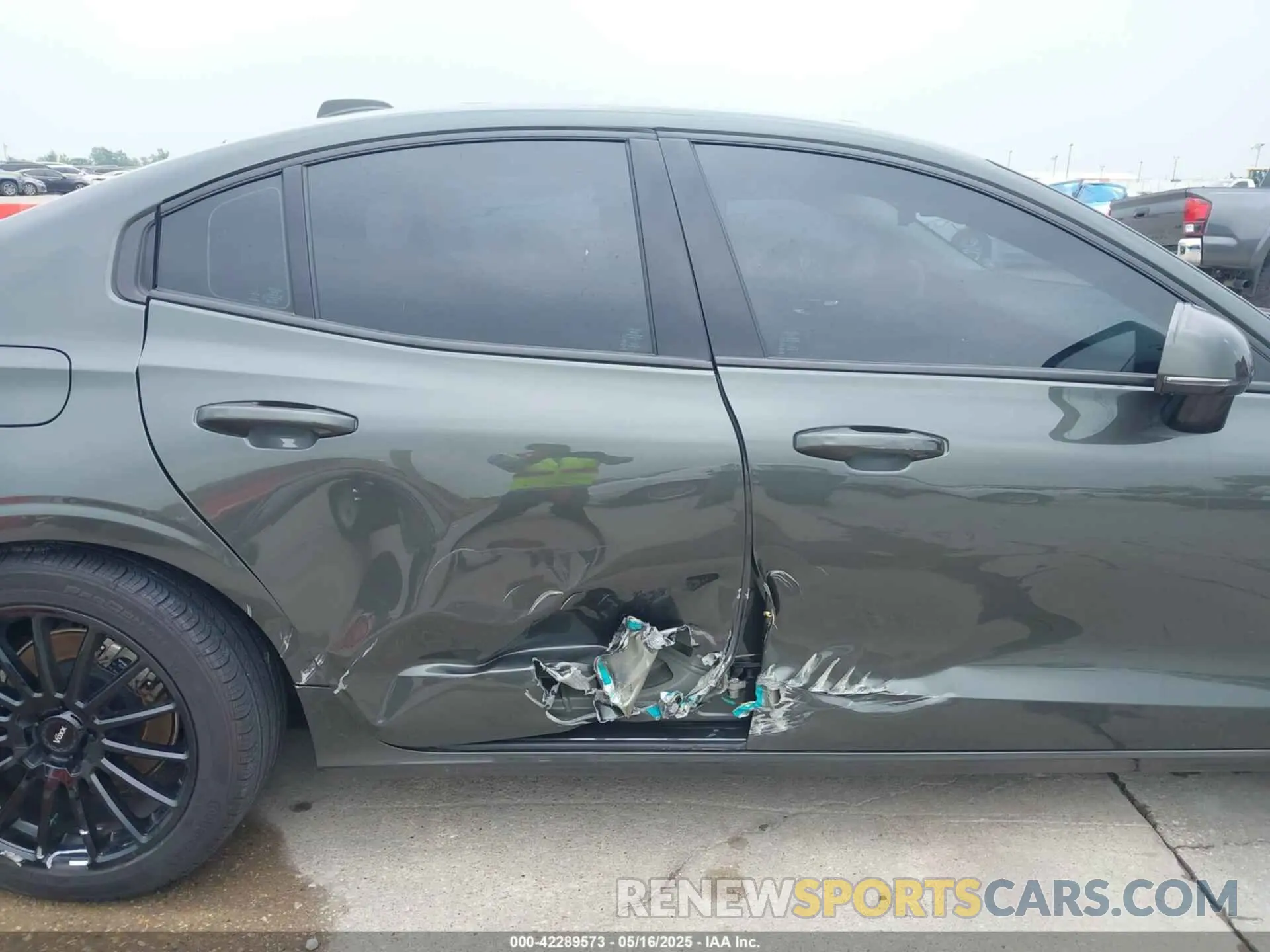 6 Photograph of a damaged car 7JR102FK3LG047013 VOLVO S60 2020