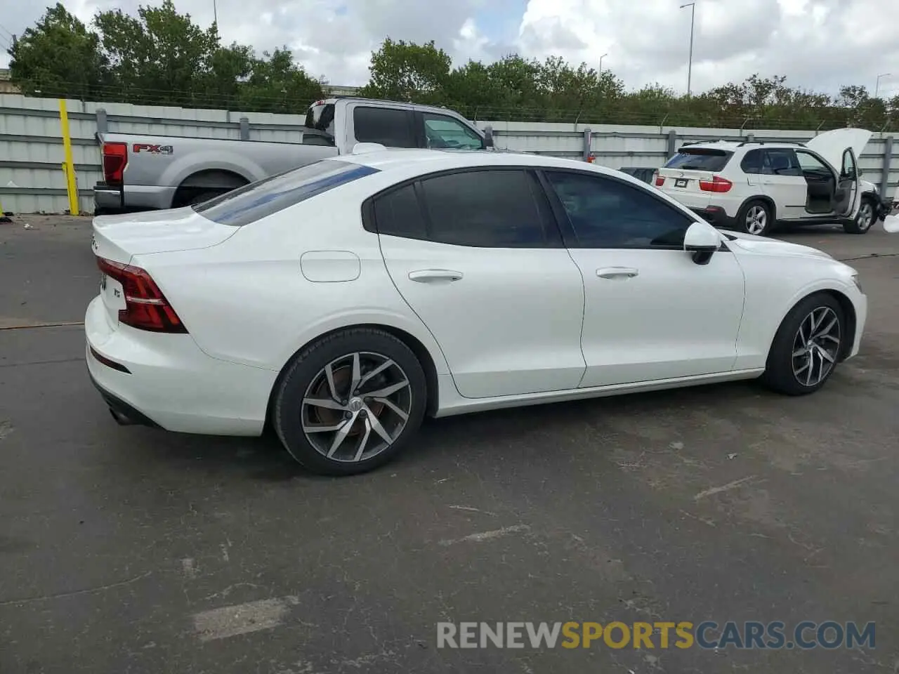 3 Photograph of a damaged car 7JR102FK6LG049841 VOLVO S60 2020