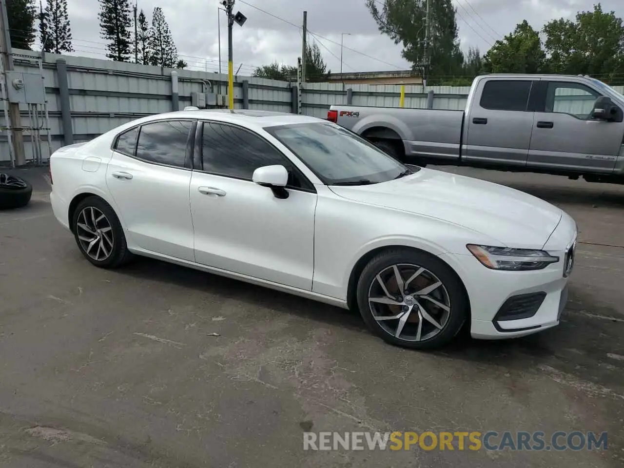 4 Photograph of a damaged car 7JR102FK6LG049841 VOLVO S60 2020