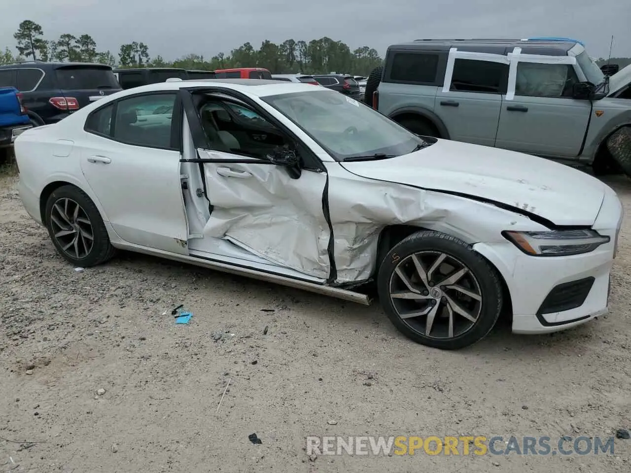 4 Photograph of a damaged car 7JR102FK8LG054992 VOLVO S60 2020