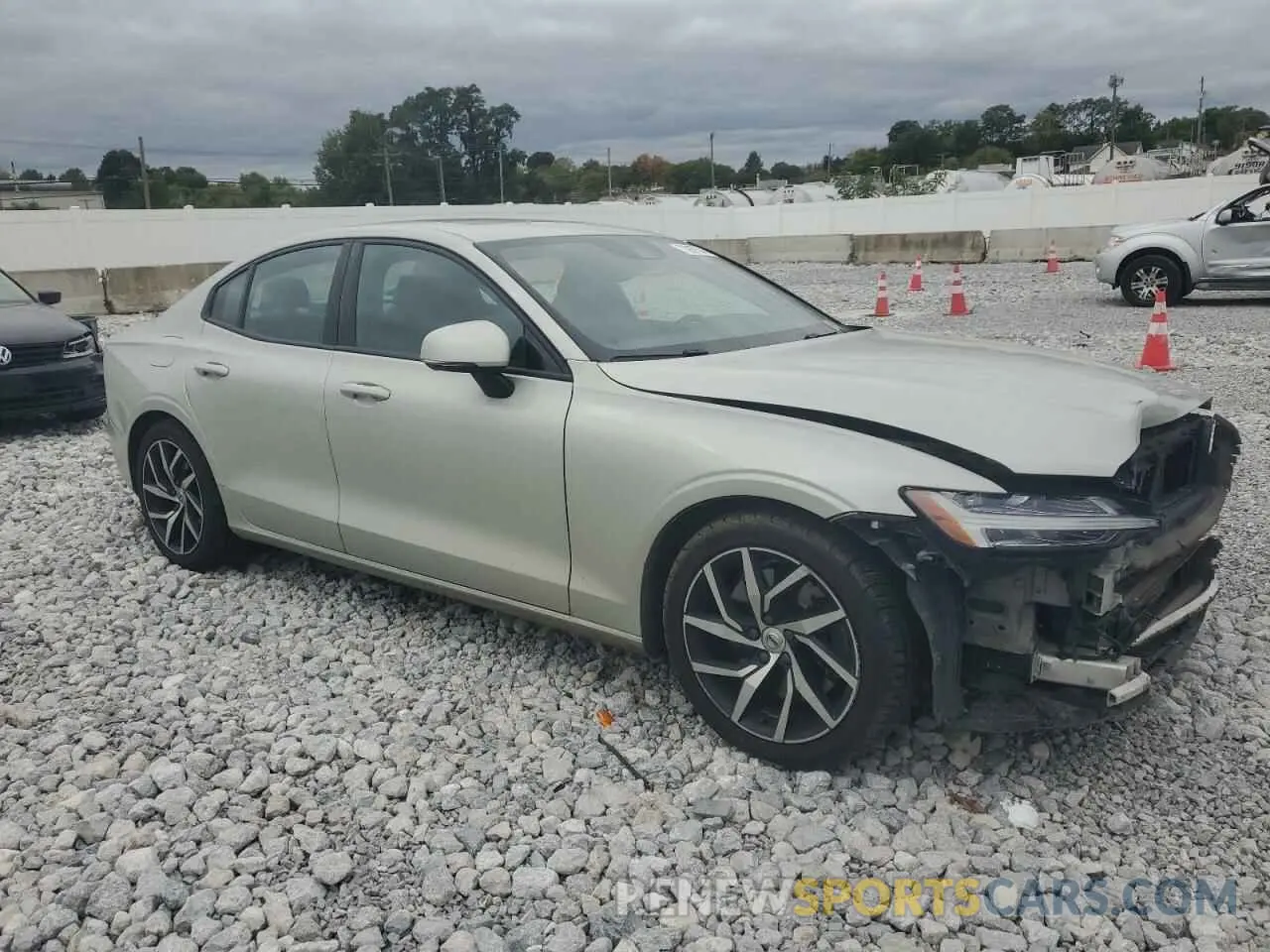 4 Photograph of a damaged car 7JRA22TK1LG064424 VOLVO S60 2020