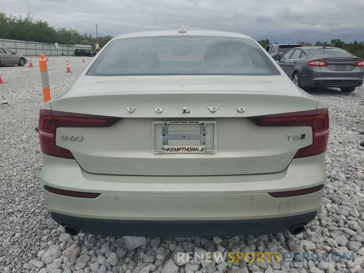 6 Photograph of a damaged car 7JRA22TK1LG064424 VOLVO S60 2020
