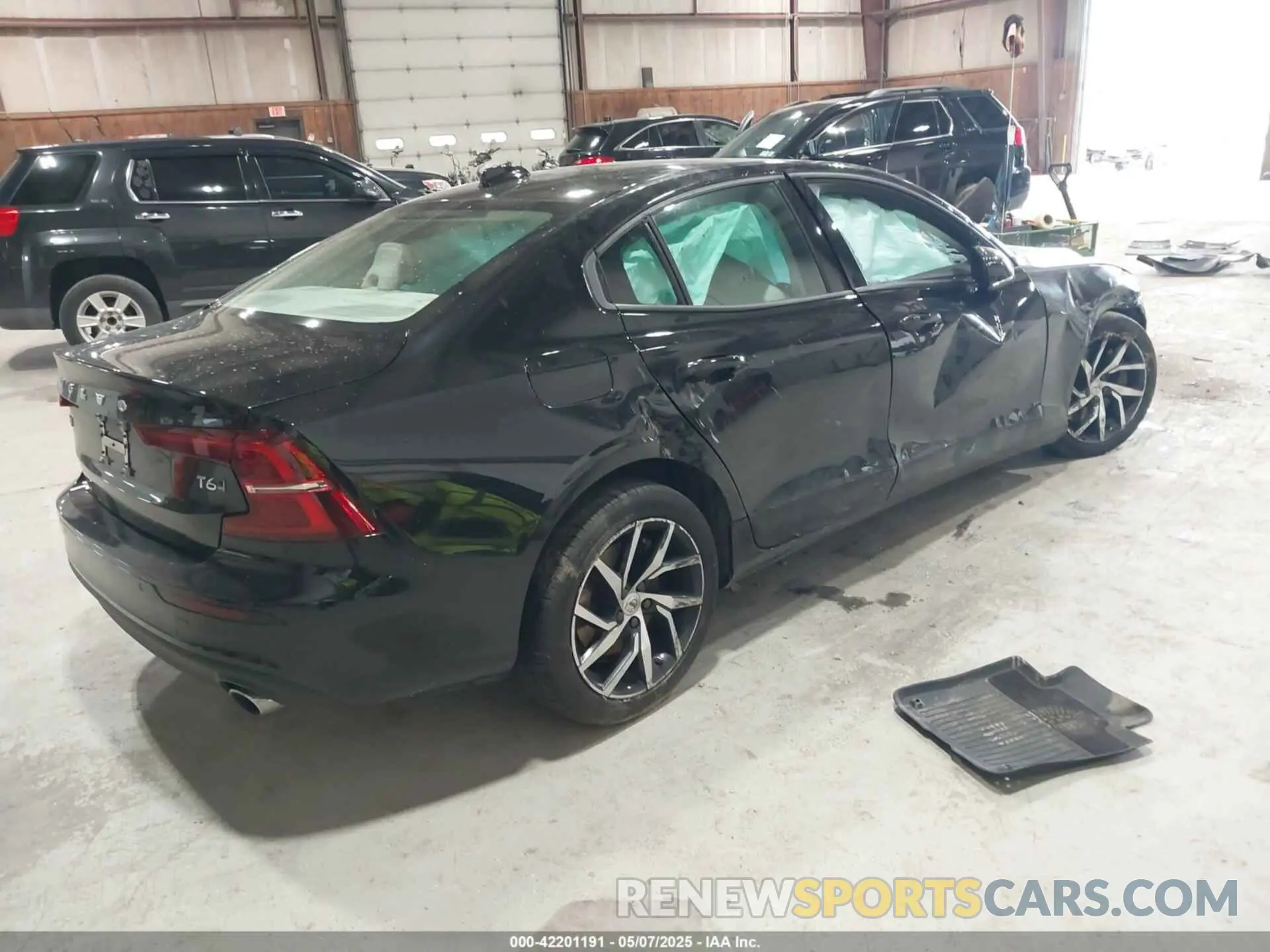 4 Photograph of a damaged car 7JRA22TK2LG037409 VOLVO S60 2020