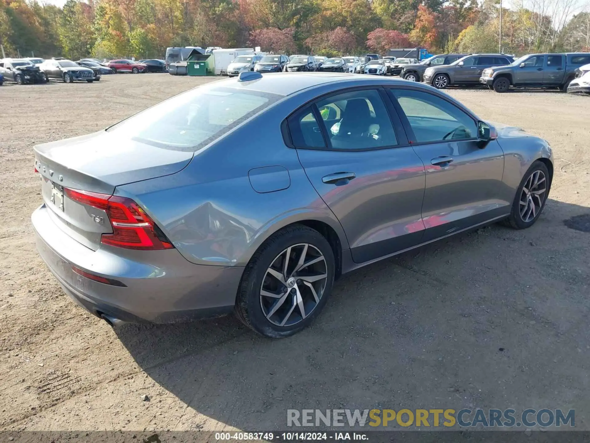 4 Photograph of a damaged car 7JRA22TK6LG063110 VOLVO S60 2020