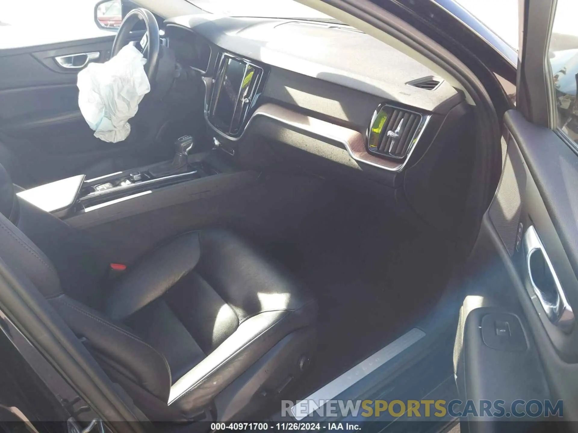 5 Photograph of a damaged car 7JRA22TK8LG066221 VOLVO S60 2020