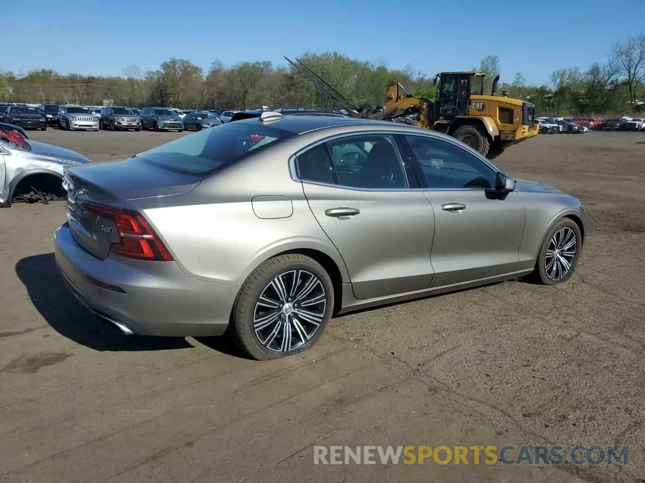 3 Photograph of a damaged car 7JRA22TL5LG037364 VOLVO S60 2020