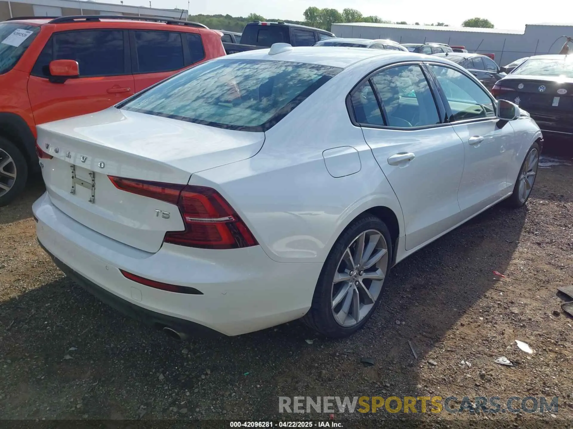 4 Photograph of a damaged car 7JR102FK0MG093996 VOLVO S60 2021