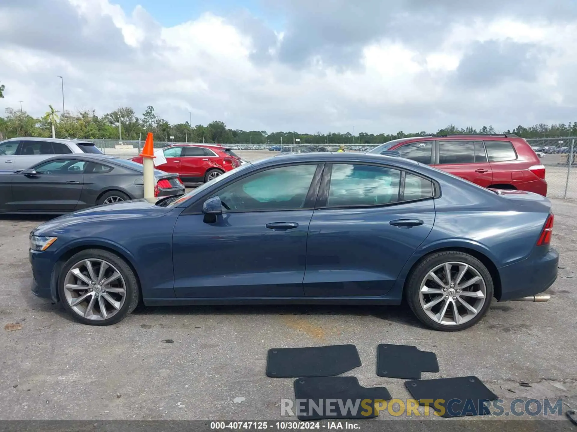 14 Photograph of a damaged car 7JR102FK2MG093353 VOLVO S60 2021