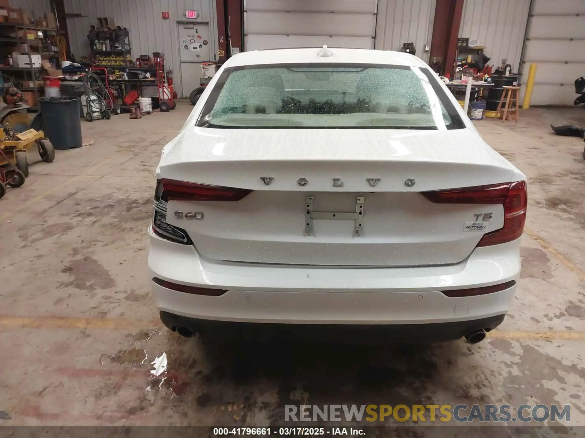 17 Photograph of a damaged car 7JR102FK7MG102659 VOLVO S60 2021