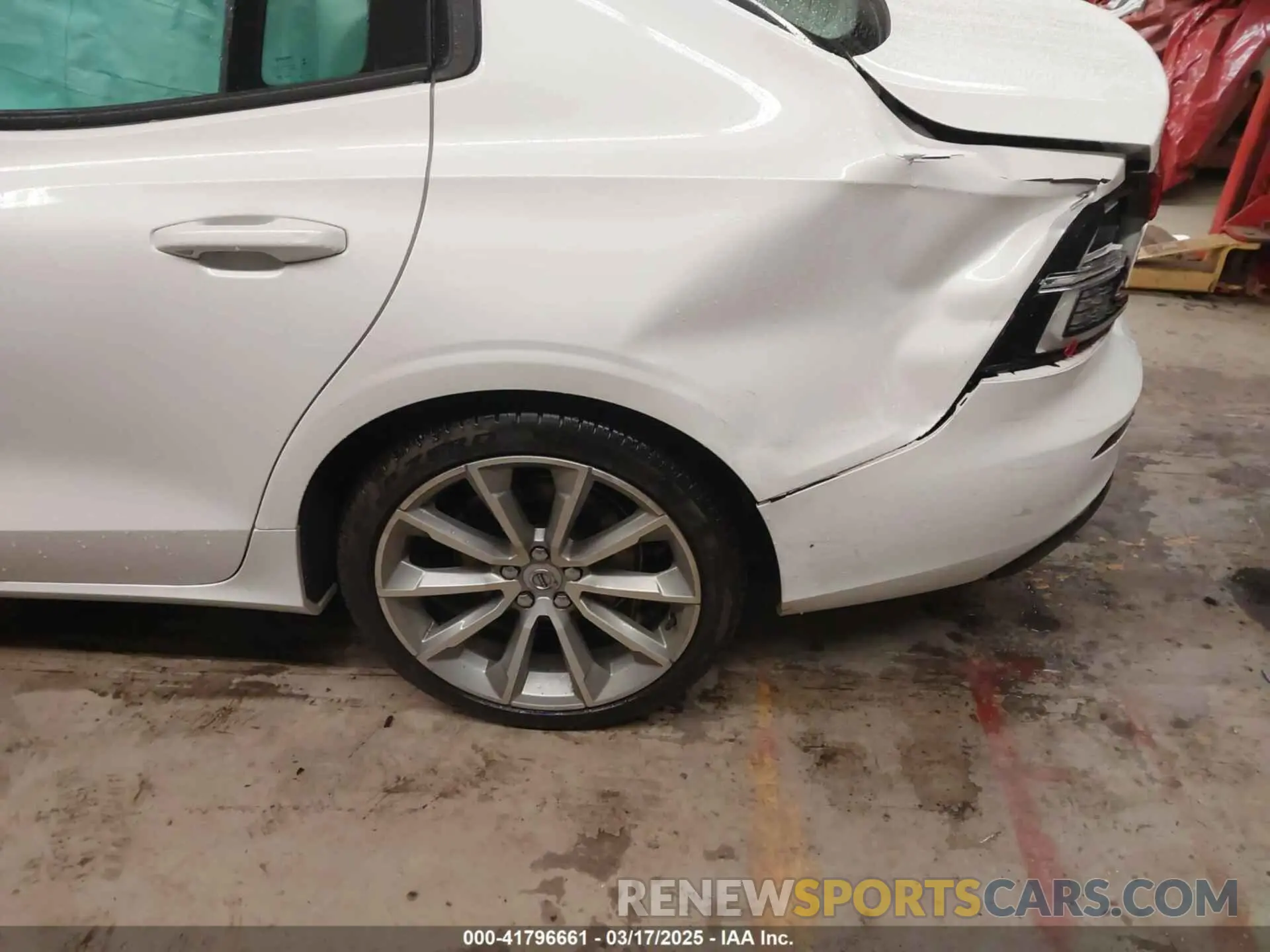 18 Photograph of a damaged car 7JR102FK7MG102659 VOLVO S60 2021